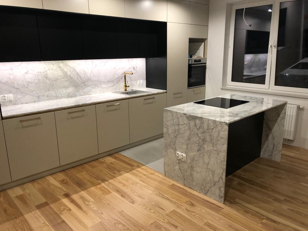Bianco Carrara Elegance – blaty kuchenne z wyspą