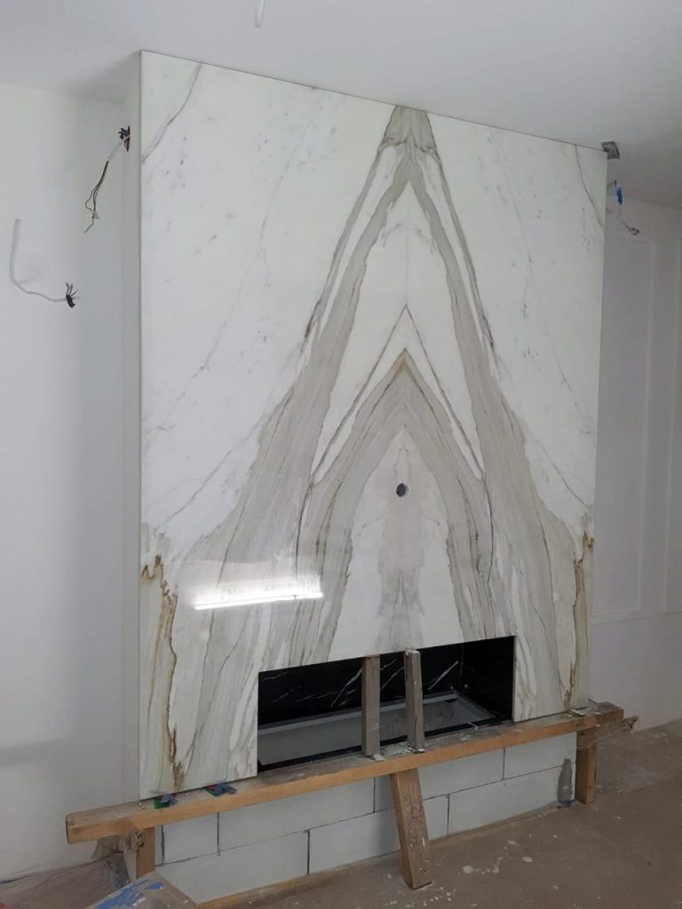 Calacatta Borghini – kominek, Warszawa