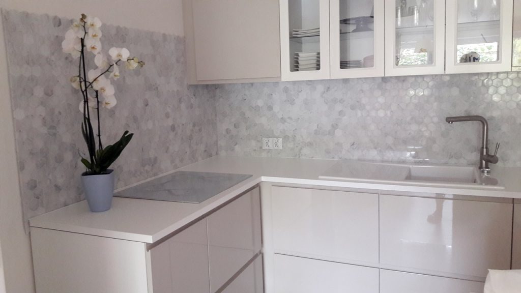 Bianco Carrara Hexagon (plastry miodu) + posadzka z płytek