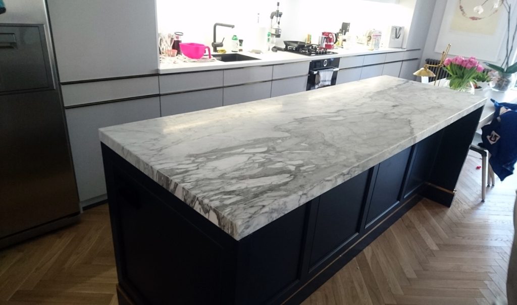 Calacatta Fusion – wyspa + kominek, Warszawa