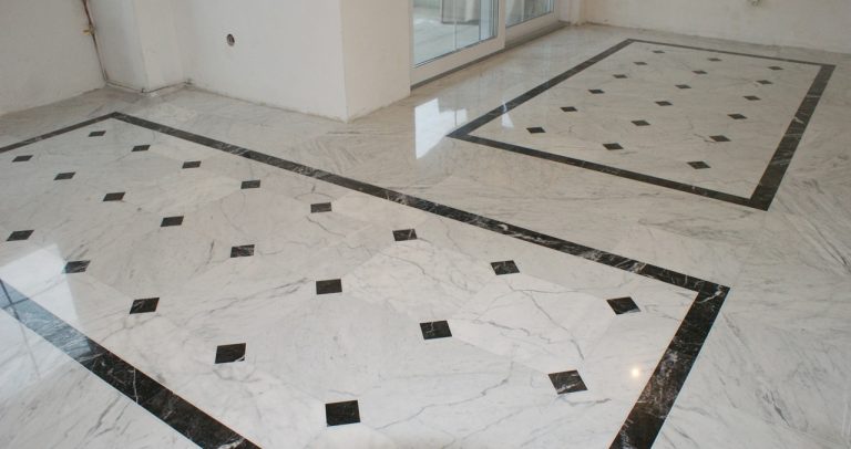 Bianco Carrara + Grigio Carnico – dom jednorodzinny, technologia Klindex