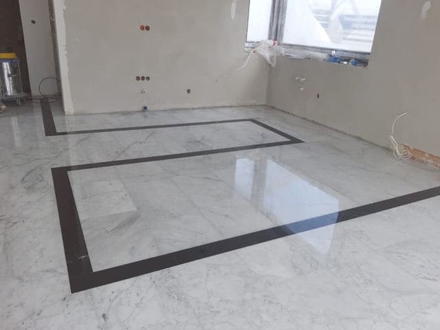 Bianco Carrara + bordiura Nero Marquina — posadzka