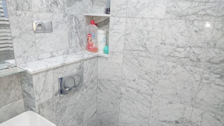 Bianco Carrara Stock – mała łazienka