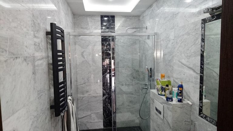 Bianco Carrara + Grigio Carnico + Pietra Grey – łazienka, pod Wrocławiem
