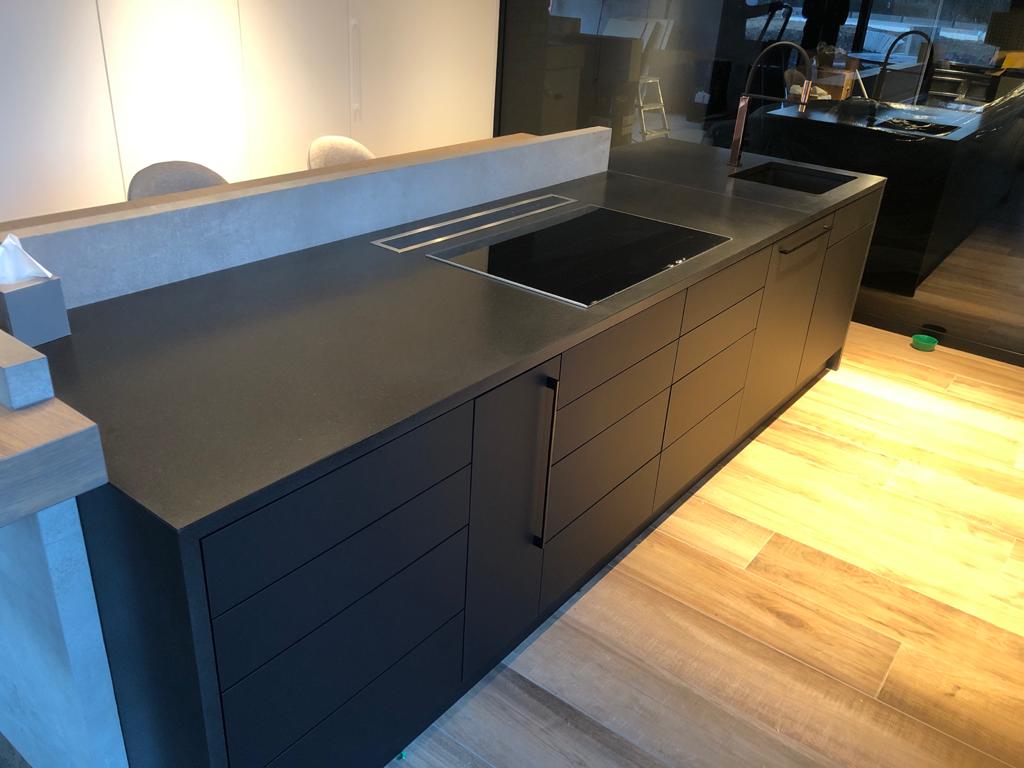 Nero Assoluto Antique – nowoczesny blat kuchenny