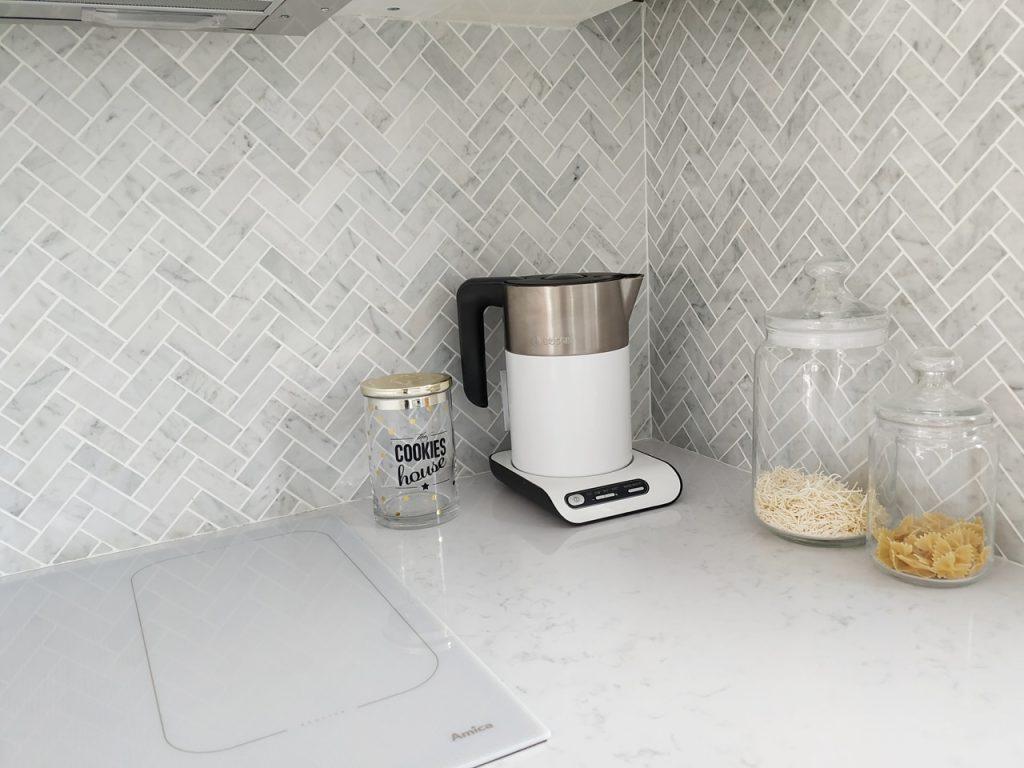 Mozaika jodełka Bianco Carrara – fartuch kuchenny (backsplash)
