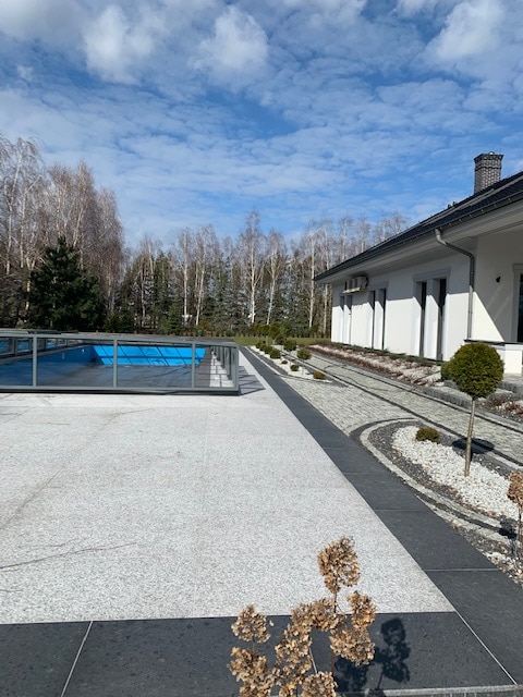 Bianco Sardo + Steel Grey – taras wokół basenu