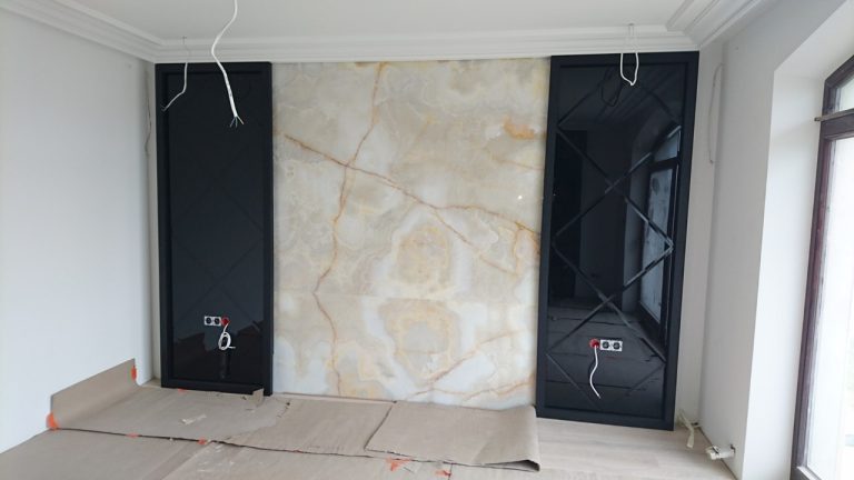 Onyx Bianco – ściana w sypialni, projekt ANCHAL