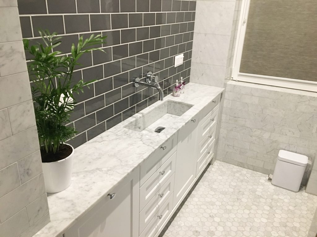 Bianco Carrara:  Hexagon (plastry miodu) + cegiełki Subway + blat z umywalką