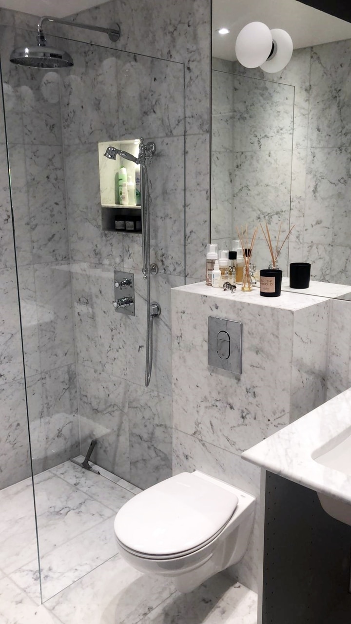 Bianco Carrara C – łazienka z płytek 61x61x1,2cm, Szwecja