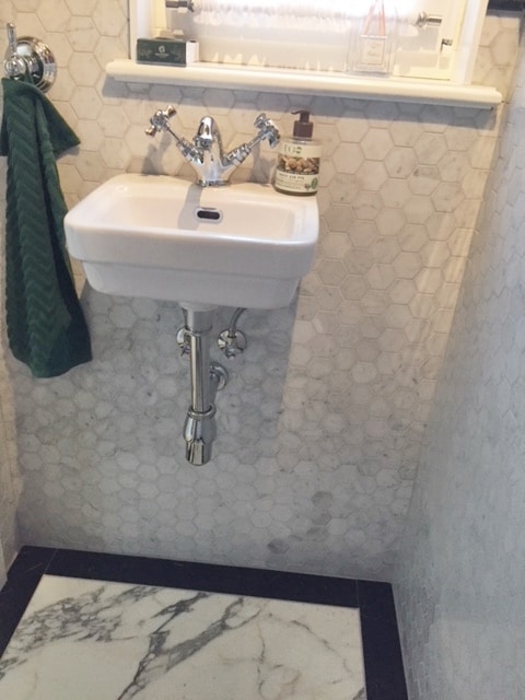 Bianco Carrara Hexagon (plasty miodu) na ścianach łazienki