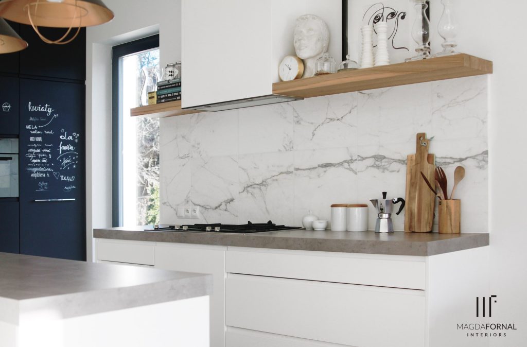 Backsplash kuchenny, płytki Calacatta, matowe – projekt Magda Fornal