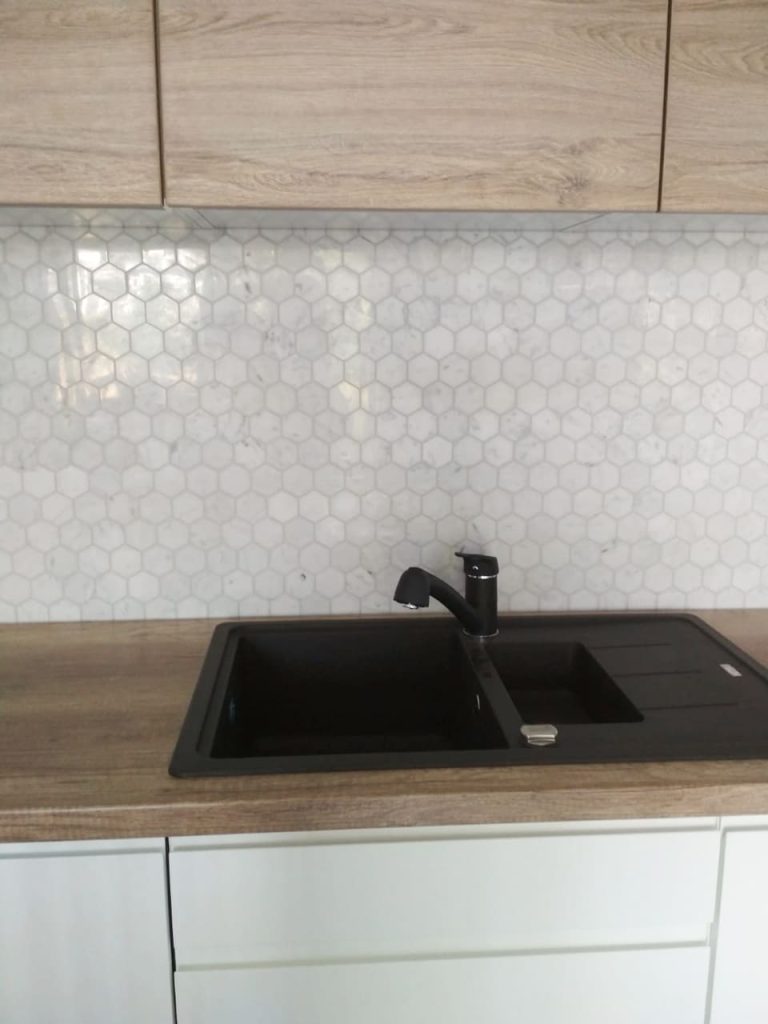 Bianco Carrara Hexagon backsplash – Kraków