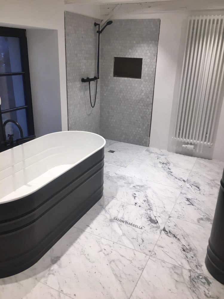 Bianco Carrara C płytki + mozaika Hexagon – łazienki we Wiedniu