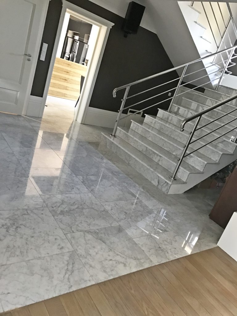Bianco Carrara – posadzka 61x61x1cm + schody
