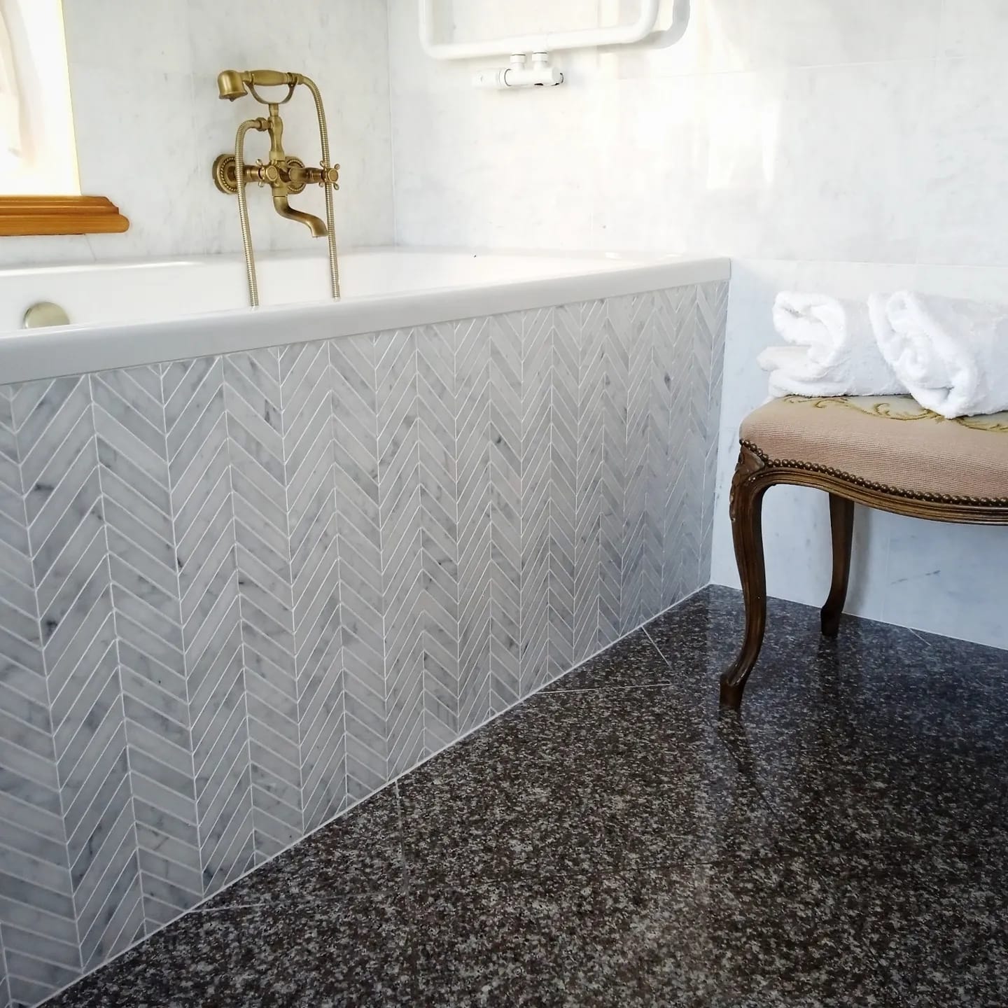 Chevron Bianco Carrara poler