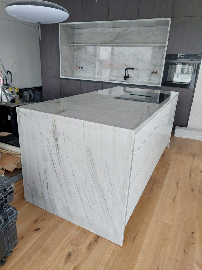 Kwarcyt White Pearl – blaty w apartamencie we Wrocławiu