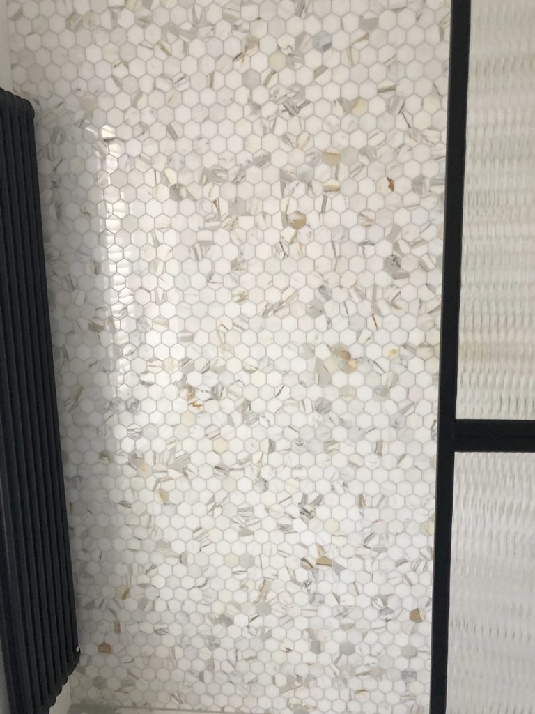 Mozaika Hexagony Calacatta Gold – prysznic
