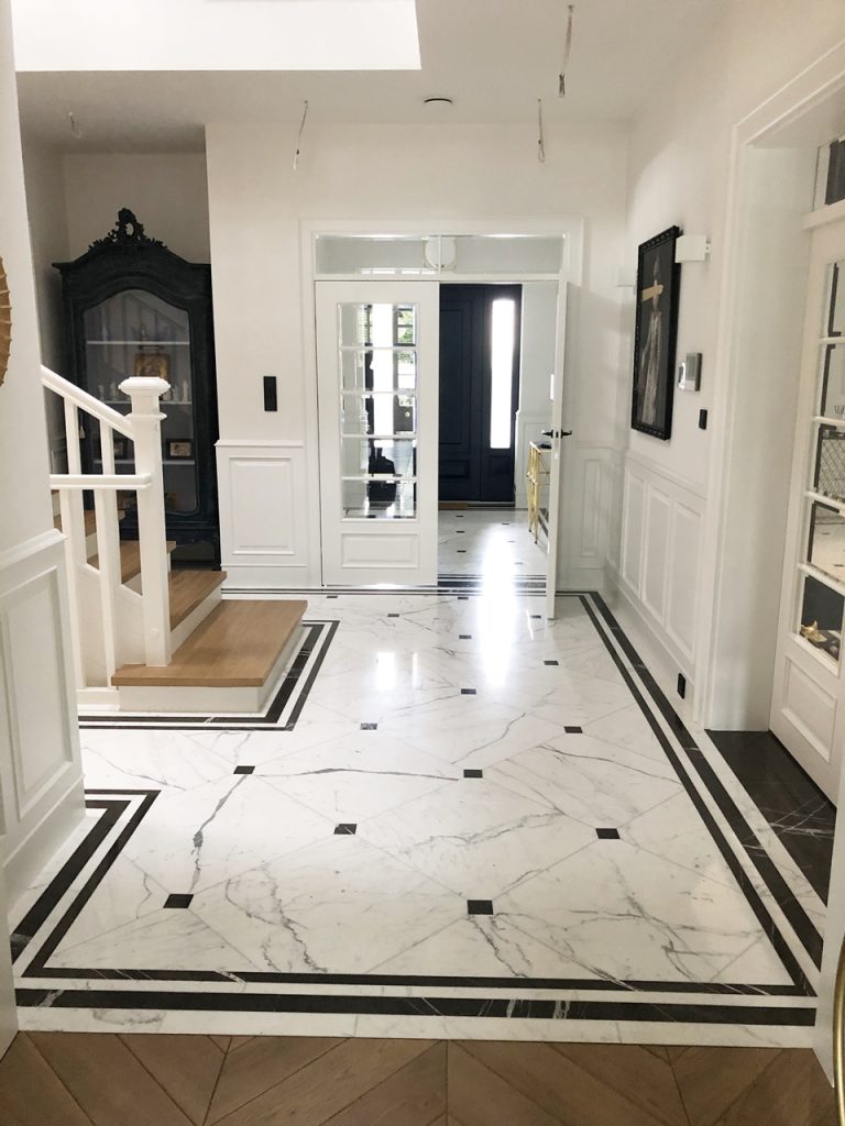 Posadzka marmurowa Calacatta i Marquina