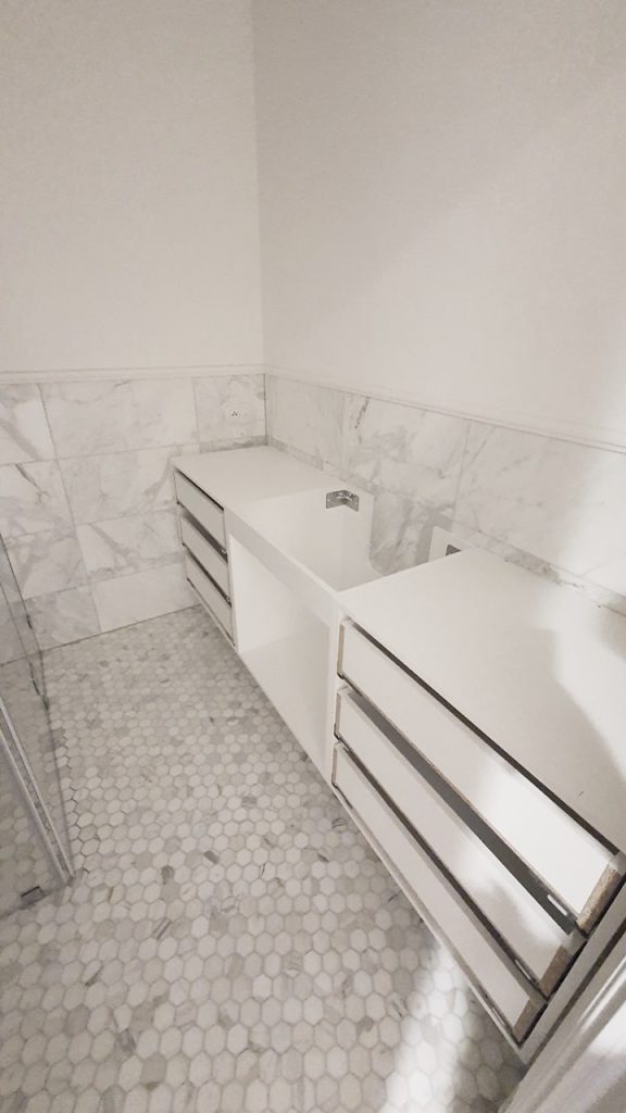Hexagony Bianco Carrara i płytki Statuario