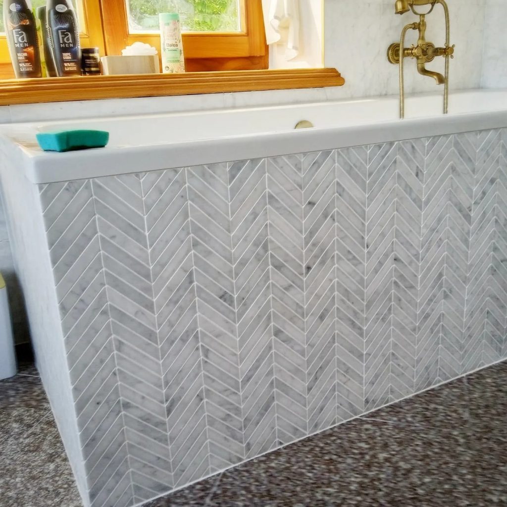 CHEVRON Bianco Carrara poler