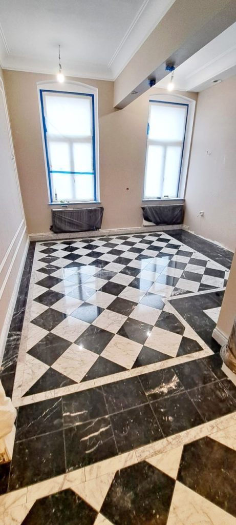 Szachownica Bianco Carrara i Nero Marqiuna