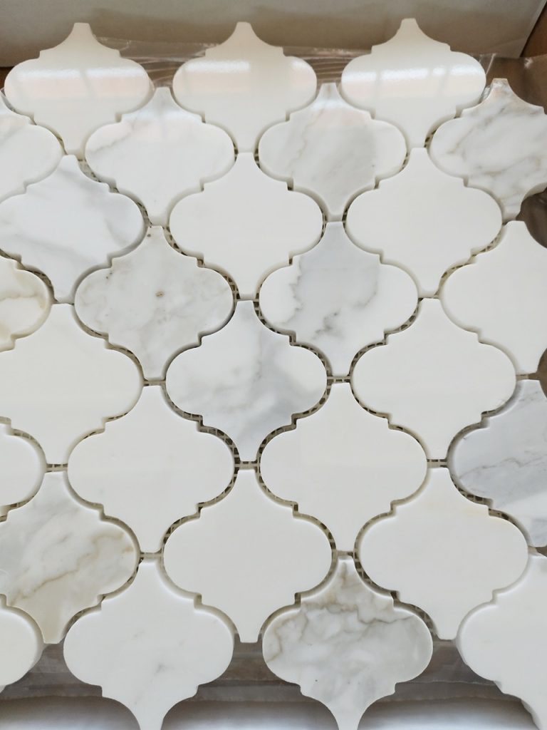 Moda na marokańską koniczynę Arabesque-Carrara – postaw na design