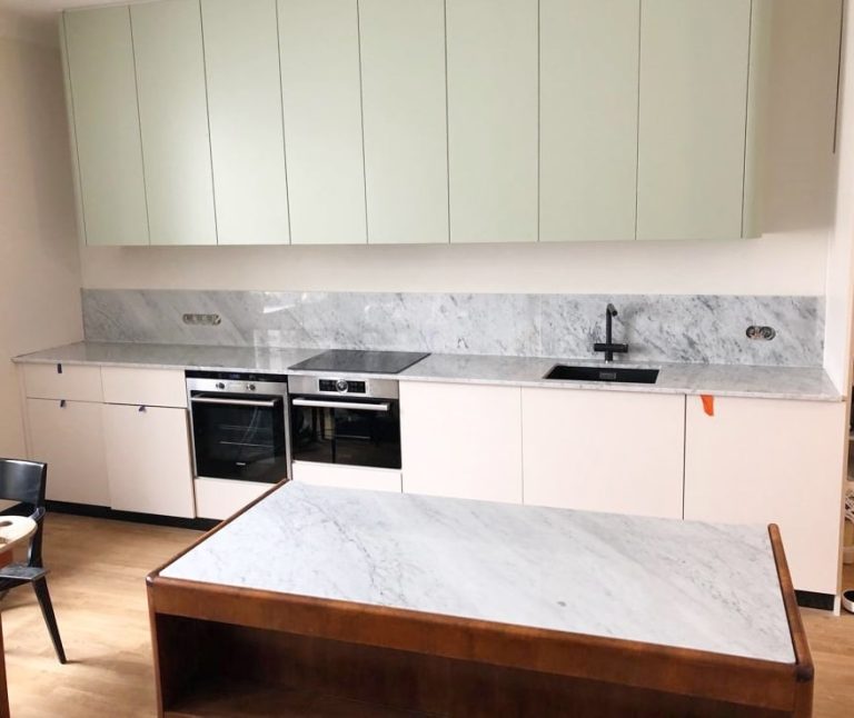 Bianco Carrara – blat i wyspa kuchenna, projekt Aleksandra Hyz