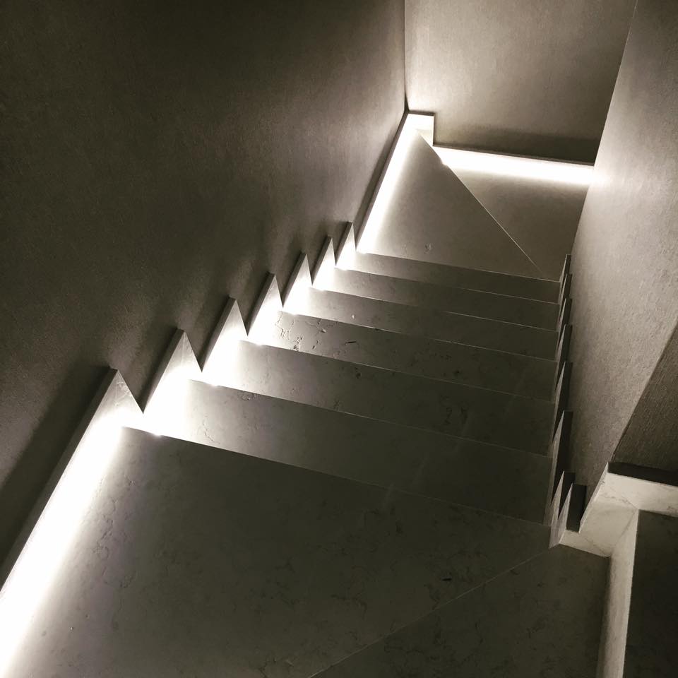Bianco Perlino Antico – schody, projekt Studio ANCHAL