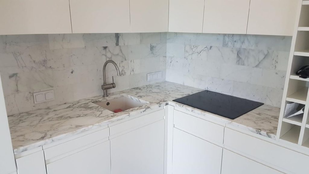 Calacatta blat kuchenny + backsplash z matowych cegiełek Statuario Venato
