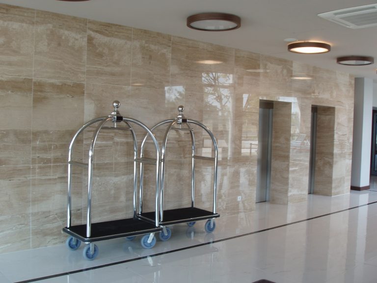 Hotel Haston we Wrocławiu, elewacja w holu