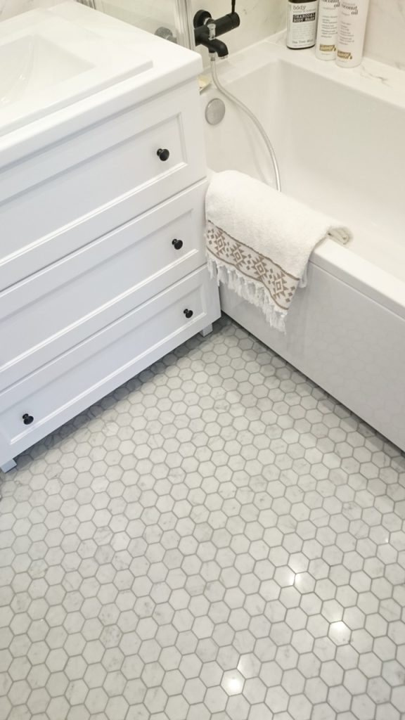 Bianco Carrara Hexagon – łazienka, Kraków