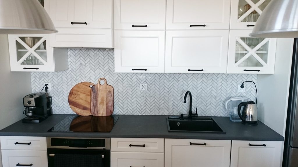 Bianco Carrara Jodełka – kuchnia, backsplash, Kraków