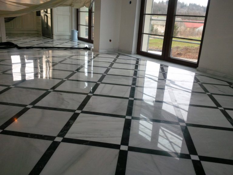 Fida White + Nero Marquina na posadzkach