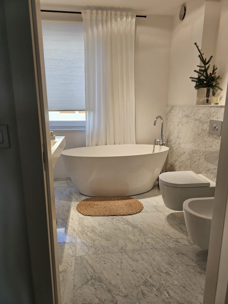 Posadzka w łazience z marmuru Bianco Carrara