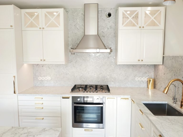 Kuchnia – Jodełka Bianco Carrara, blaty Bianco Carrara Elegance