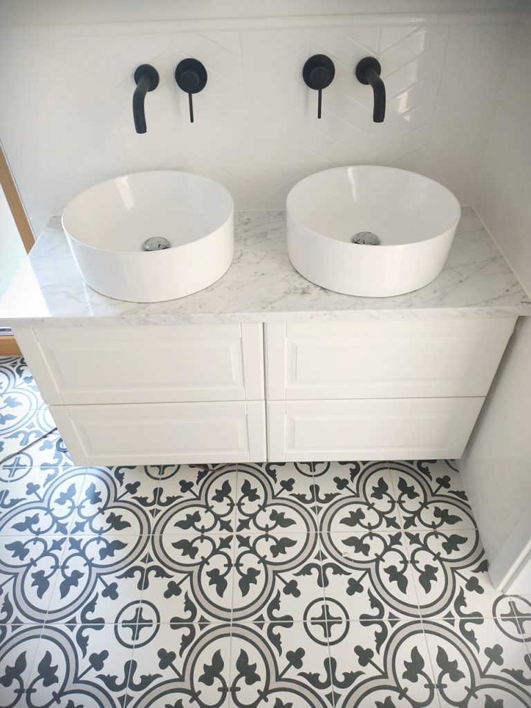 Łazienka – Hexagony BC, blat Bianco Carrara