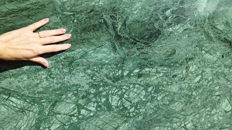 Zielone kamienie w aranżacji wnętrz – jak wprowadzić naturę do domu?
