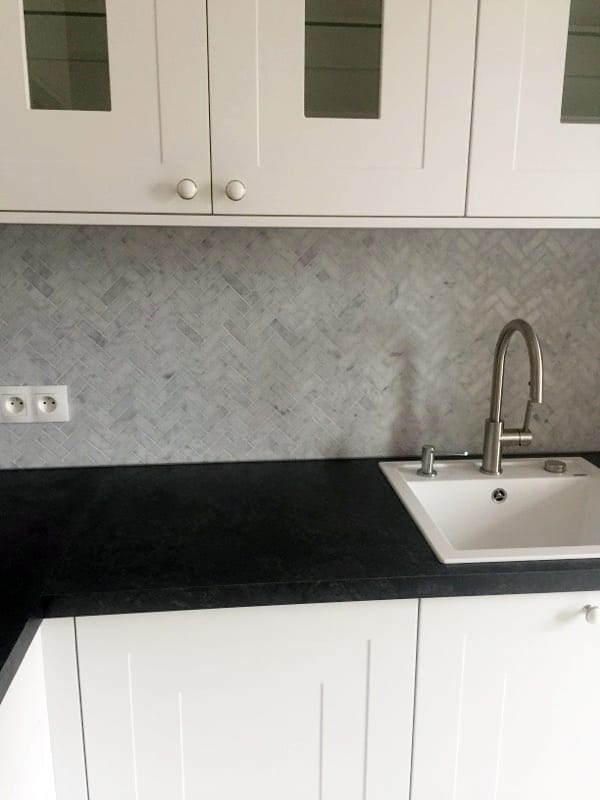 Bianco Carrara mozaika jodełka – kuchnia
