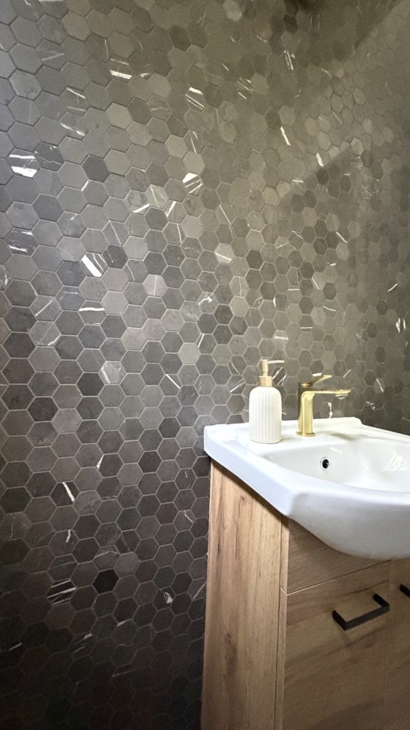 Hexagony Pietra Grey poler na ścianie w łazience