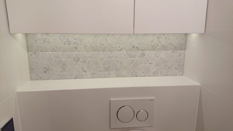 Bianco Carrara mozaika RHOMBUS Bianco Carrara – łazienka, Warszawa
