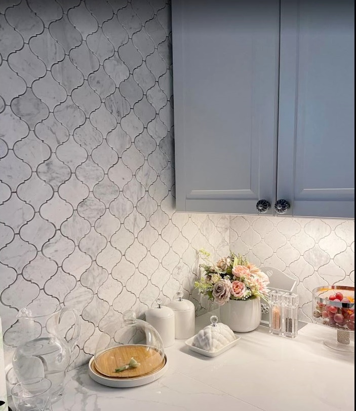 Arabesque Bianco Carrara poler