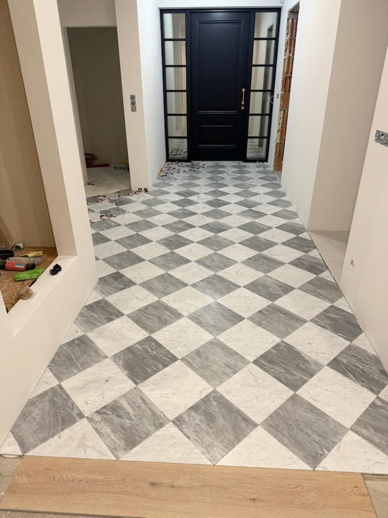 Szachownica Bardiglio i Carrara mat