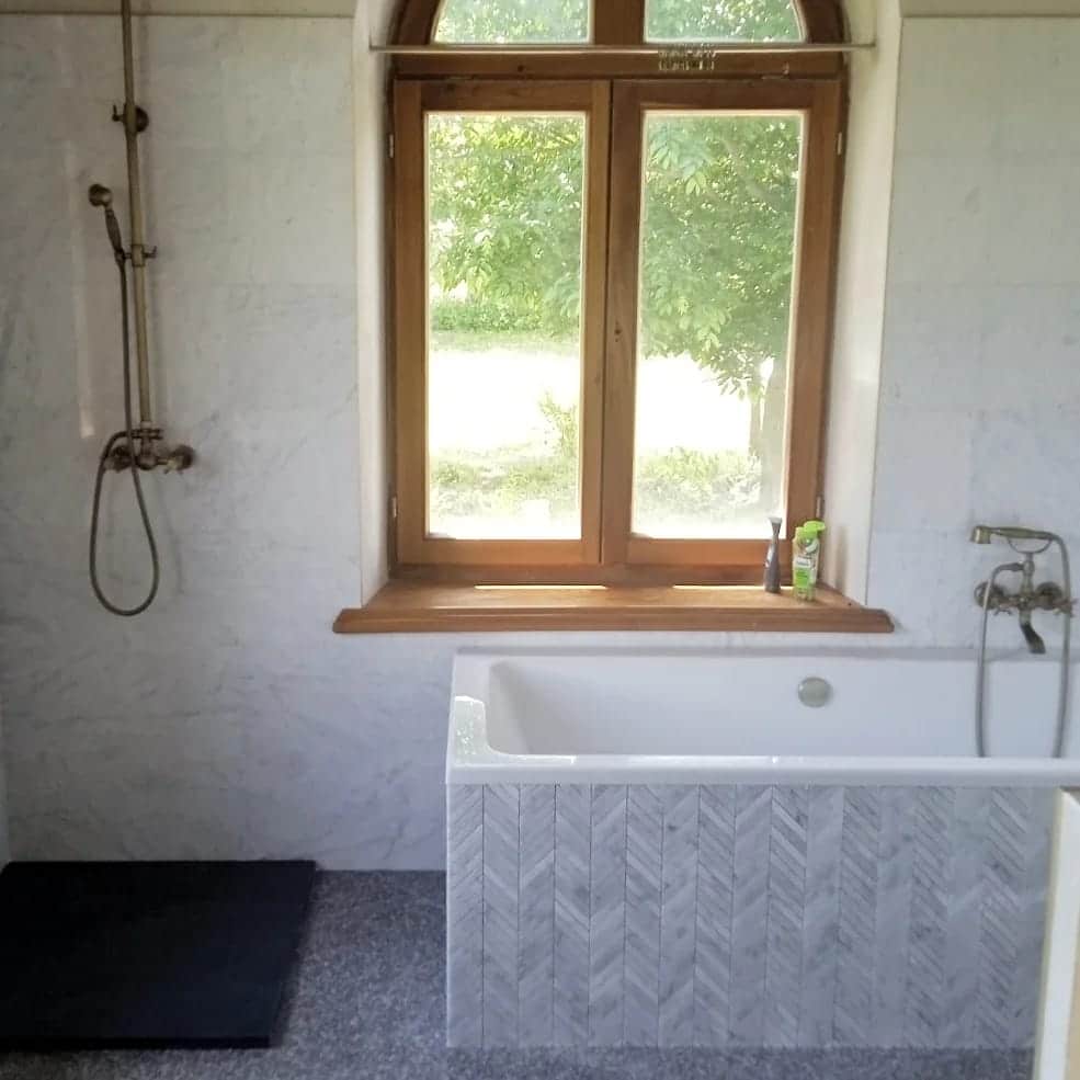 CHEVRON Bianco Carrara poler